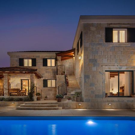 Cozy Home In Zrnovnica With Wifi Exterior foto