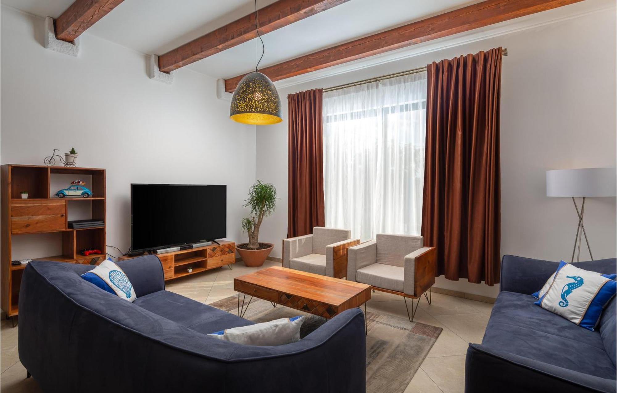 Cozy Home In Zrnovnica With Wifi Exterior foto