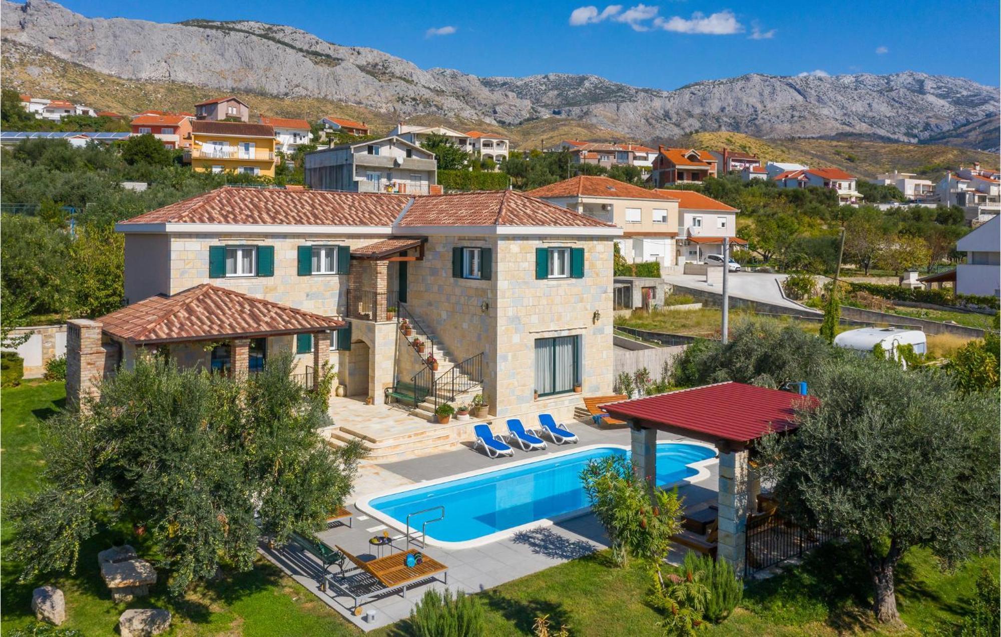 Cozy Home In Zrnovnica With Wifi Exterior foto