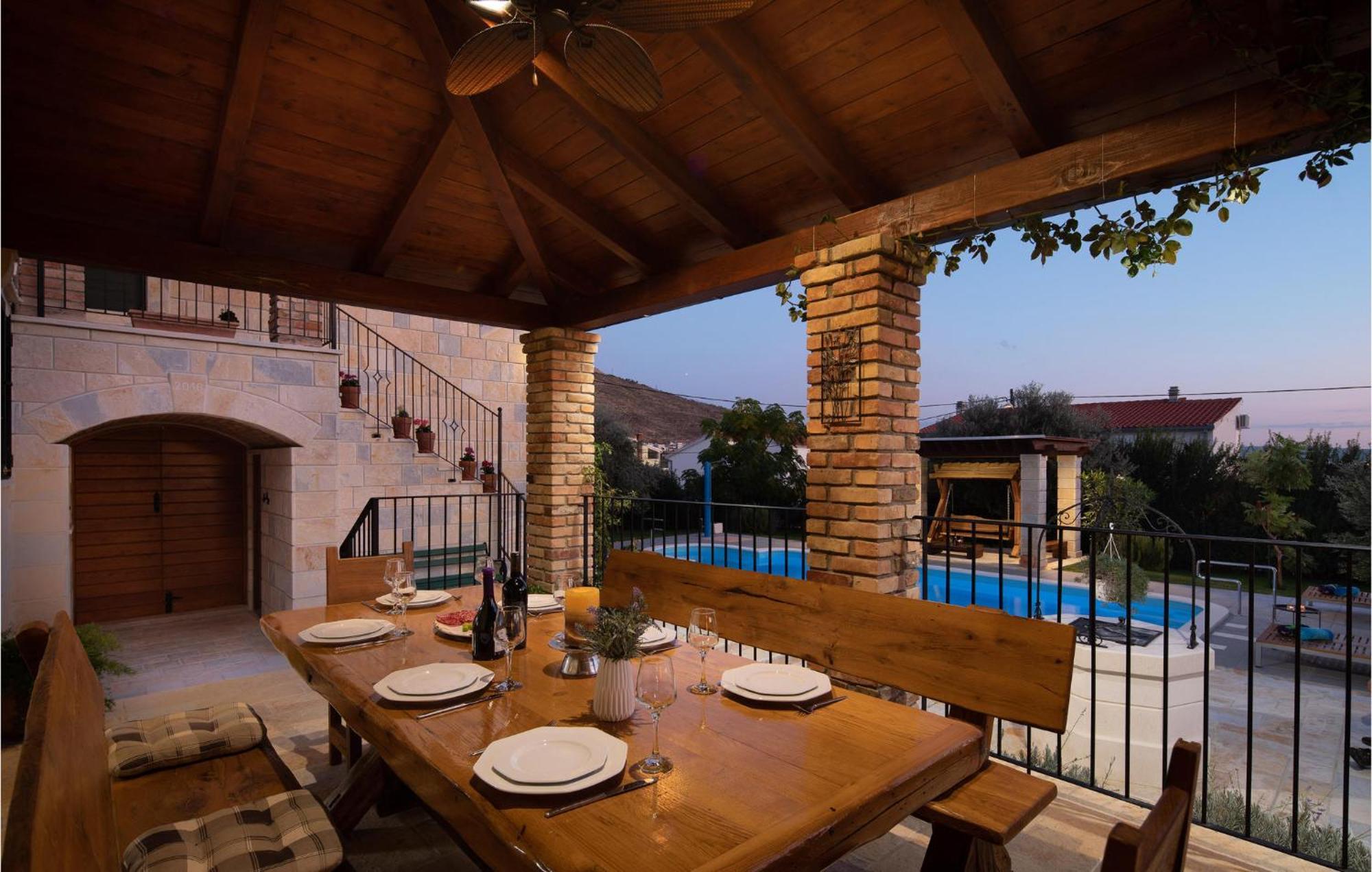 Cozy Home In Zrnovnica With Wifi Exterior foto