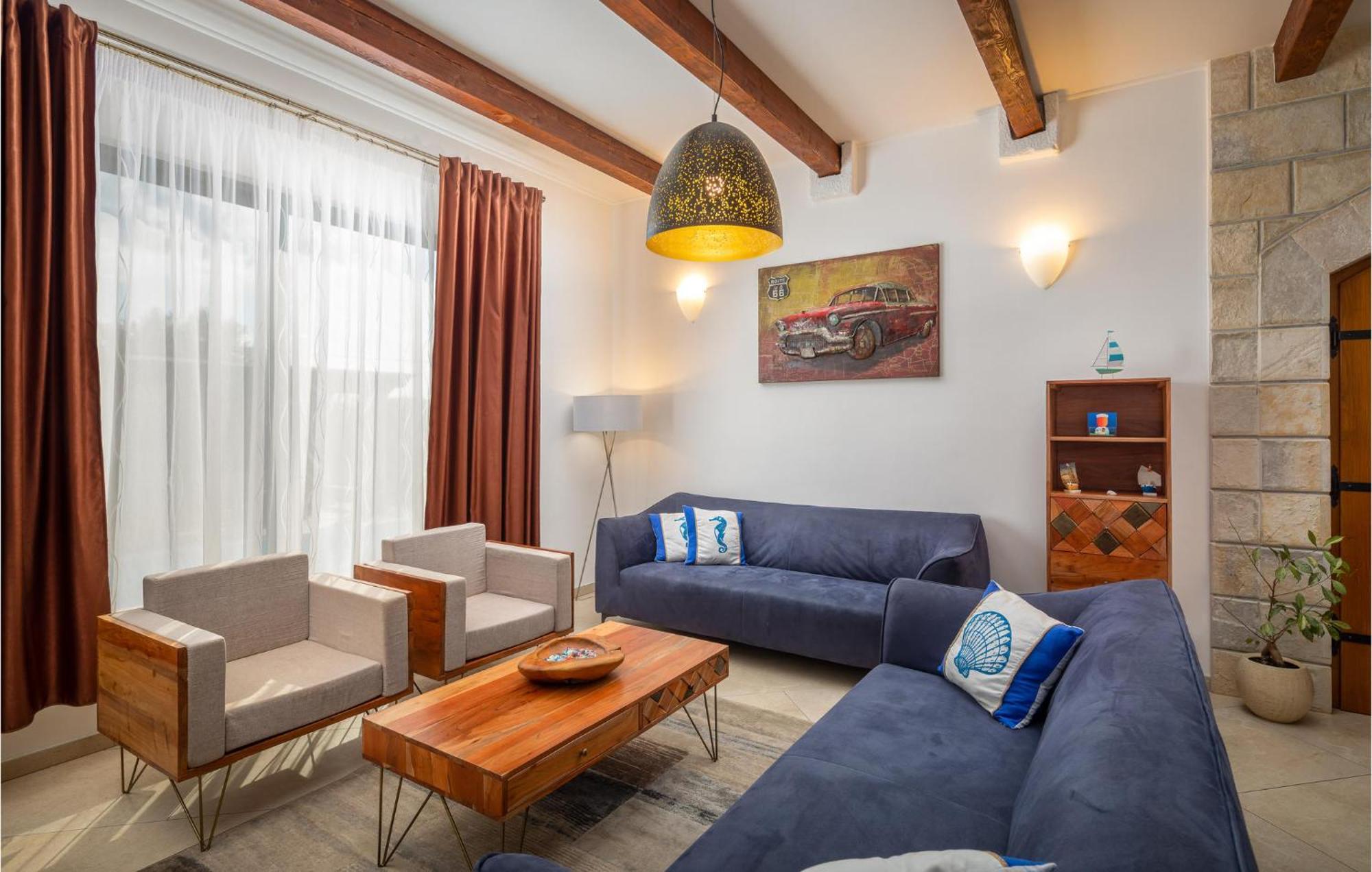 Cozy Home In Zrnovnica With Wifi Exterior foto